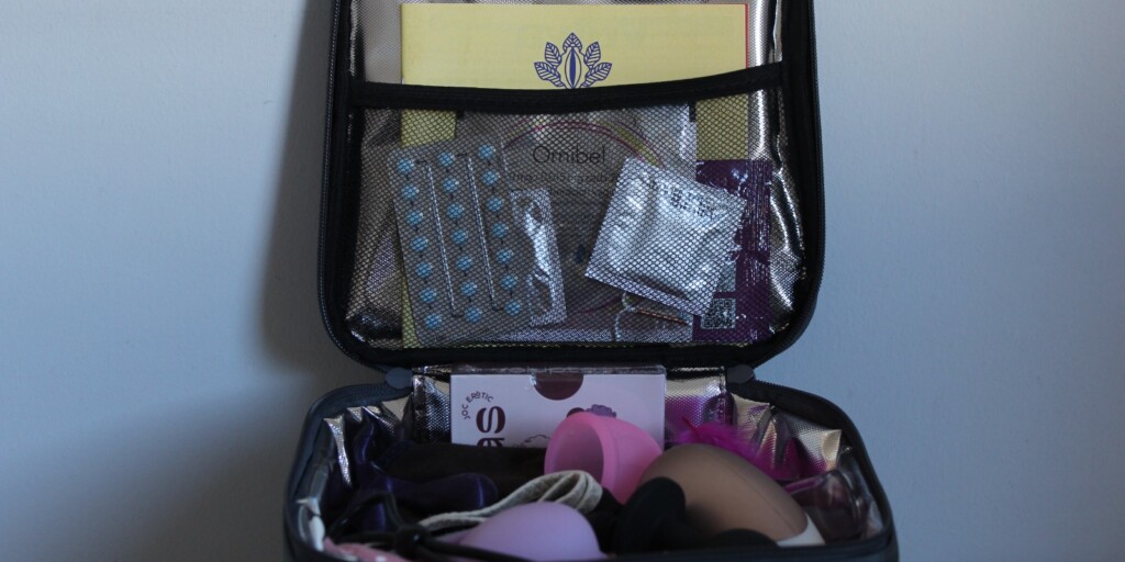 imatge de la maleta oberta amb els materials