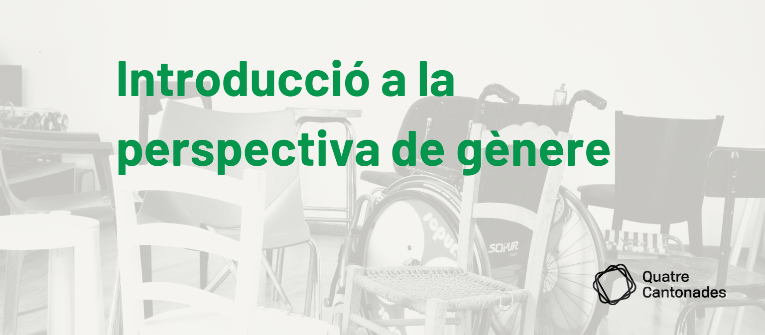imatge en blanc i negre de cadires diverses amb unes lletres verdes amb el títol de la formació